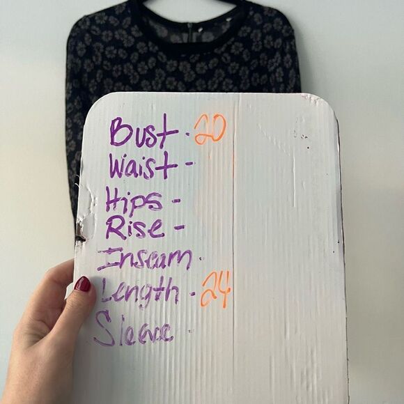 Women's Daisy All-Over Print Back Zip Long Sleeve Black Sweater Size Large - Picture 7 of 7